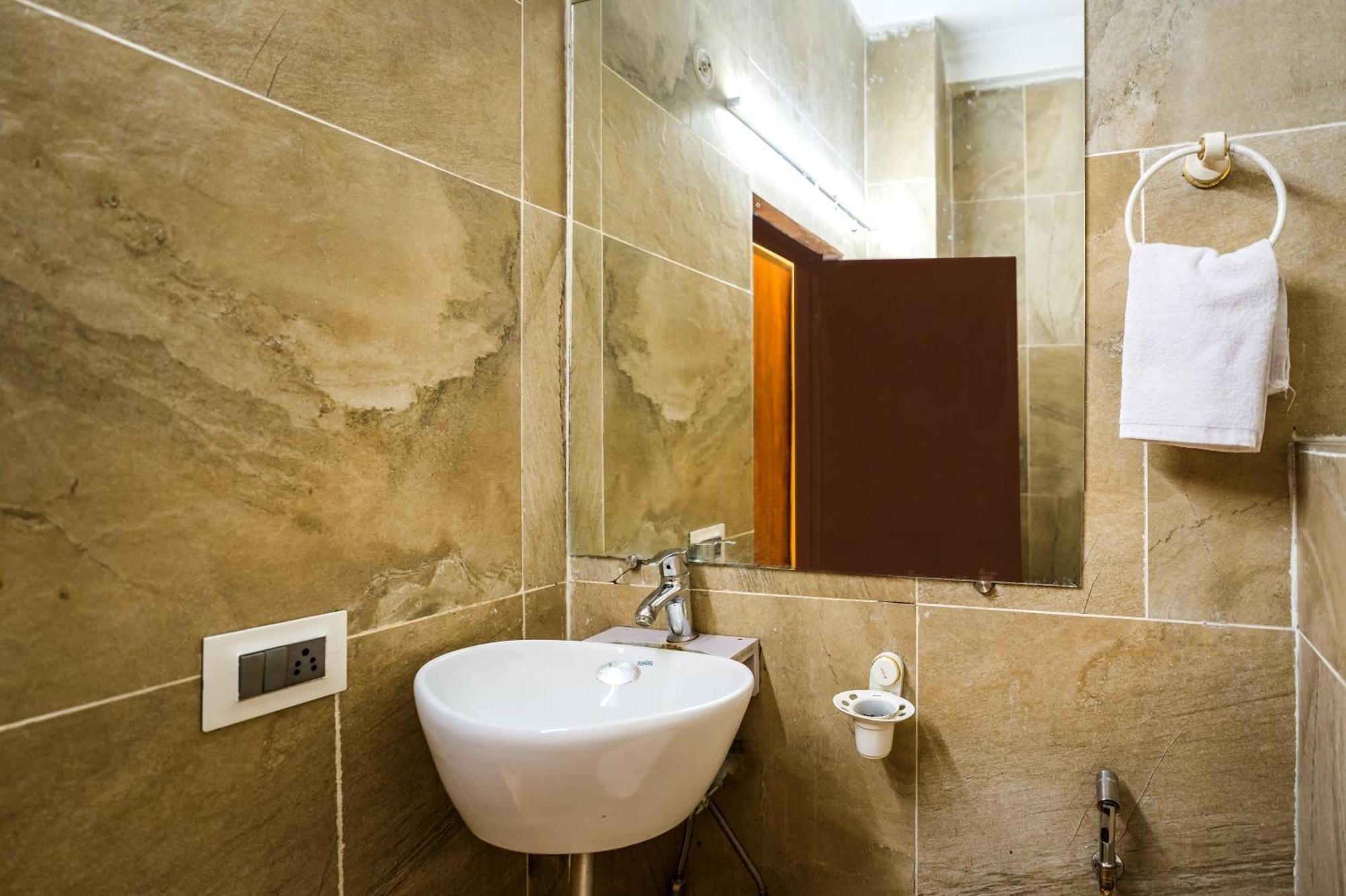 Tripli Hotels Silver Shine Варанаси Экстерьер фото