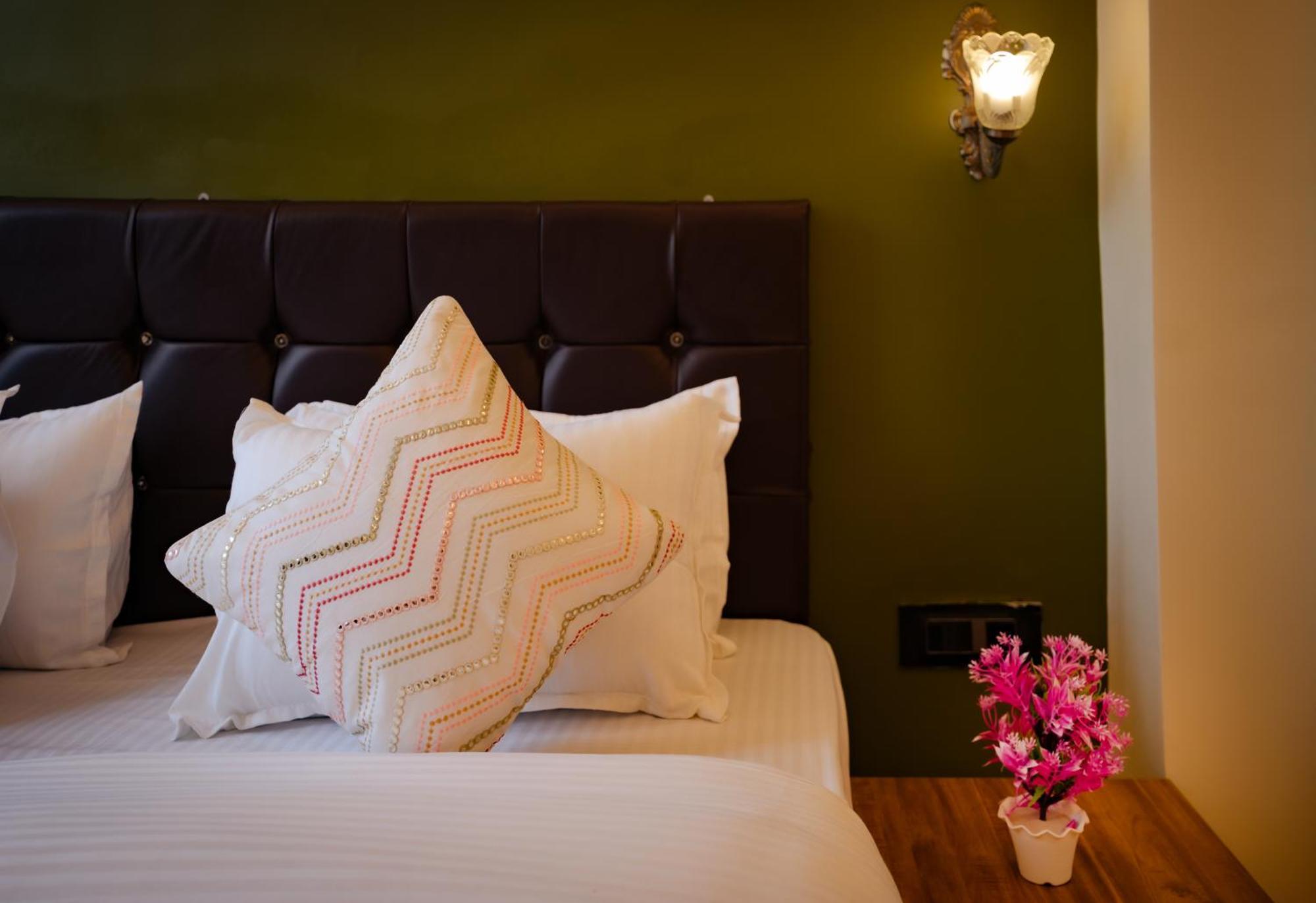 Tripli Hotels Silver Shine Варанаси Экстерьер фото