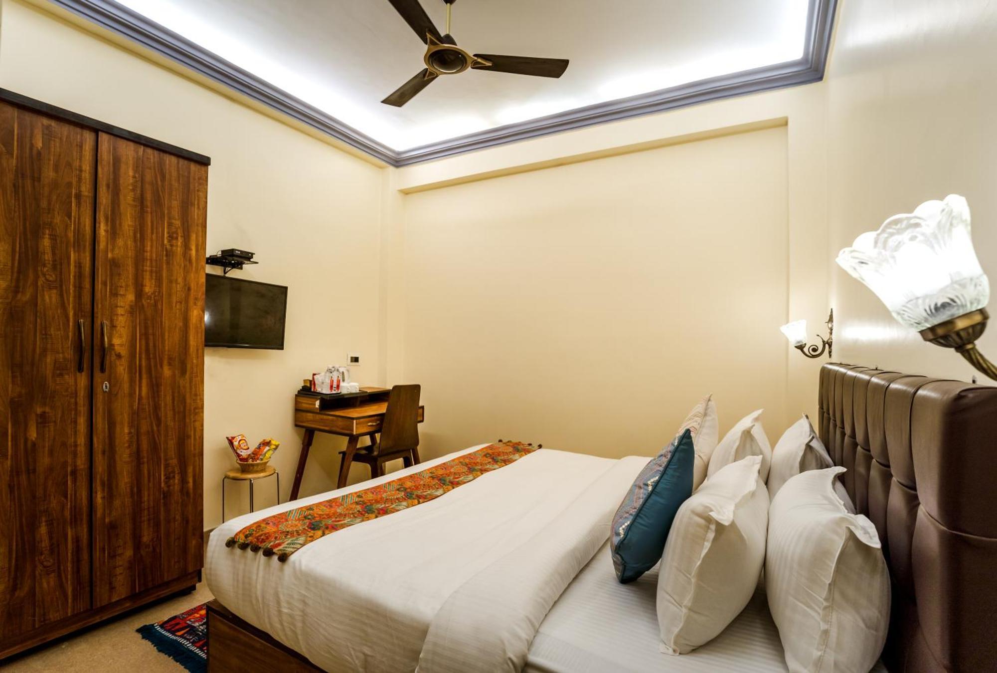 Tripli Hotels Silver Shine Варанаси Экстерьер фото